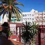 Renovated With Communal Pool & Close To Apartment *