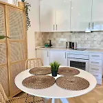 Apartment Renovated With Communal Pool & Close To