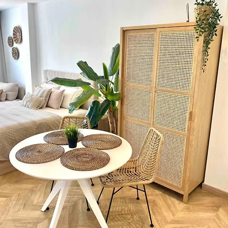 Renovated With Communal Pool & Close To Apartment