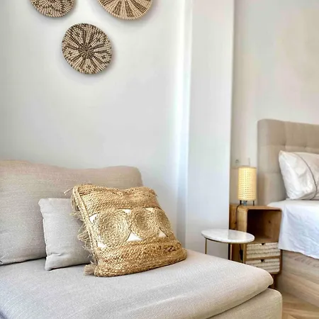 Apartment Renovated With Communal Pool & Close To *