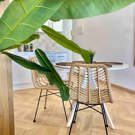 Renovated With Communal Pool & Close To Apartment