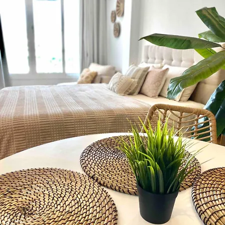 Renovated With Communal Pool & Close To Apartment