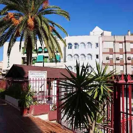 Renovated With Communal Pool & Close To Apartment *